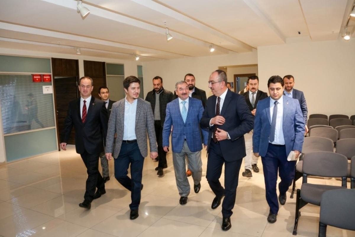 Milletvekili &Ouml;zboyacı ve Başkan Kavuş Uluslararası Gen&ccedil;lik Akademisi&rsquo;nde