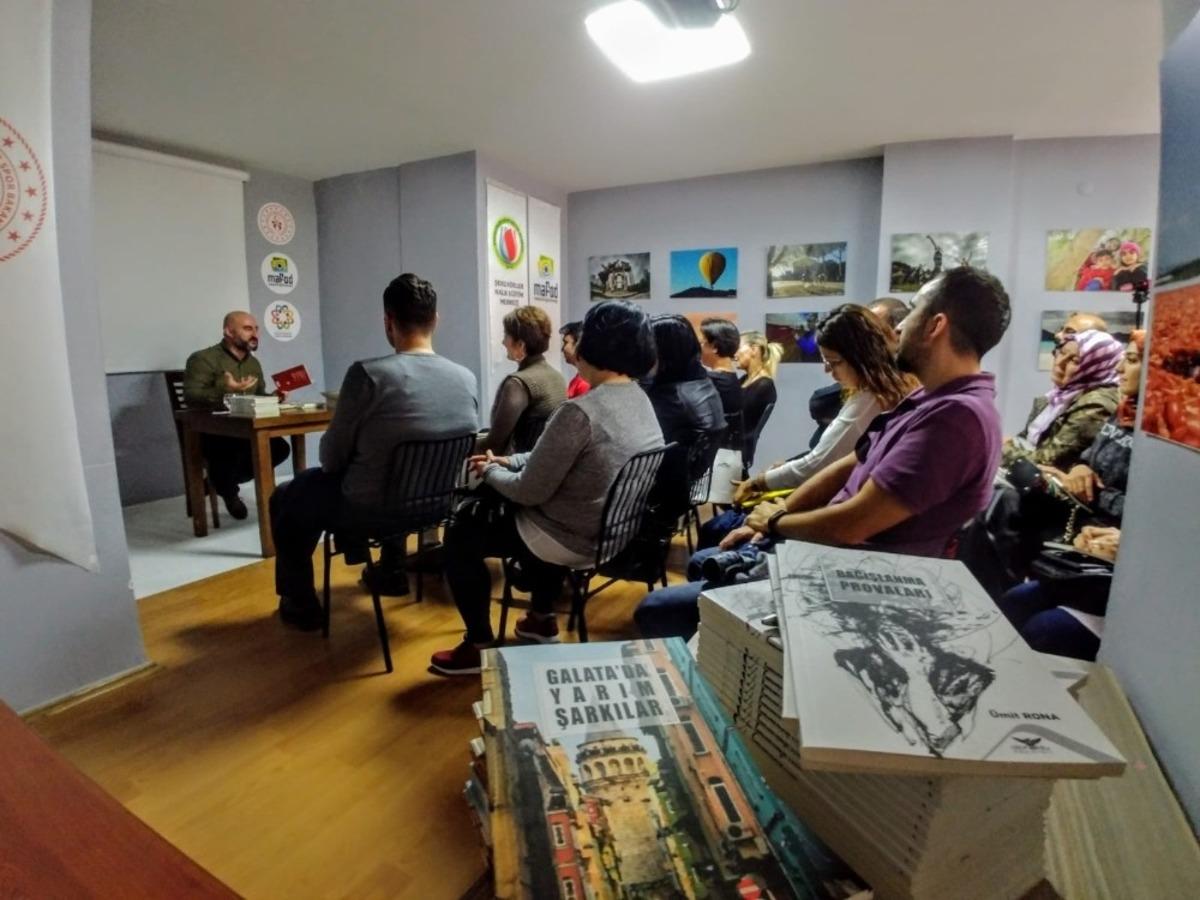 Fotoğraf Kafe&rsquo;de şiir dolu bir gece