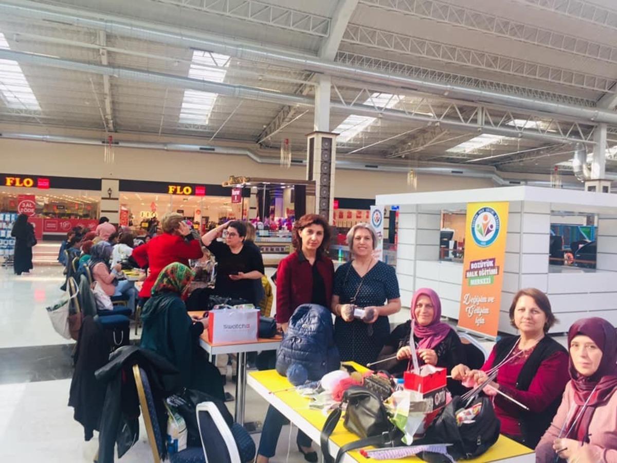 Boz&uuml;y&uuml;k&rsquo;te kursiyerler &ouml;r&uuml;yor, minik kalpler ısınıyor