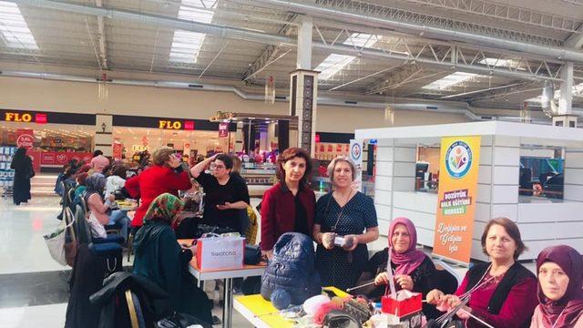 Bozüyük’te kursiyerler örüyor, minik kalpler ısınıyor