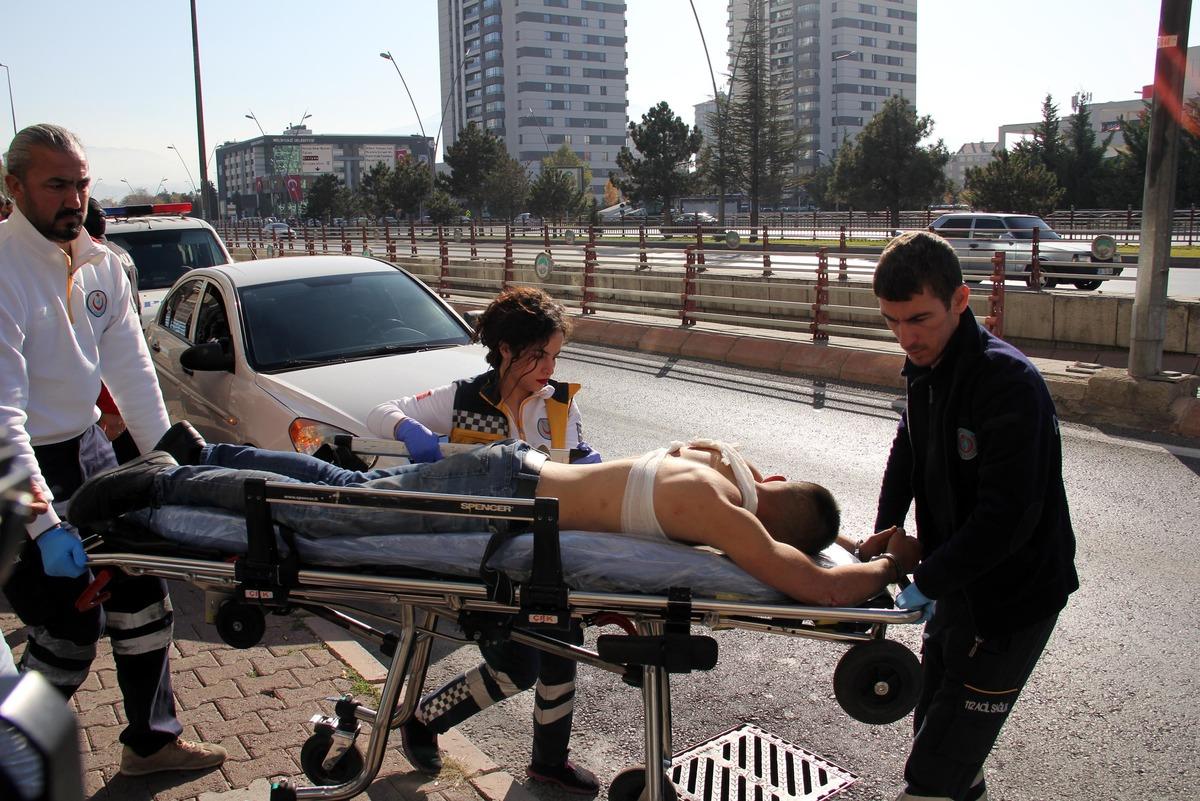 Polise jiletle saldırdı, &ccedil;ıkan arbedede vuruldu