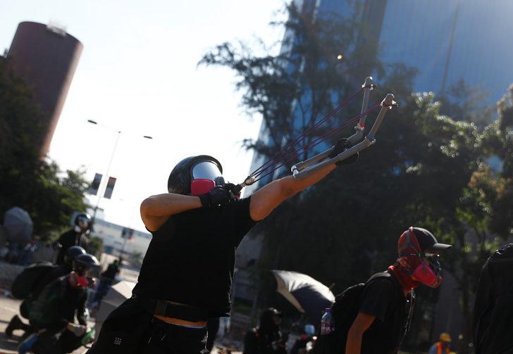 Hong Kong'da sular durulmuyor! Bir polis okla yaralandı G1