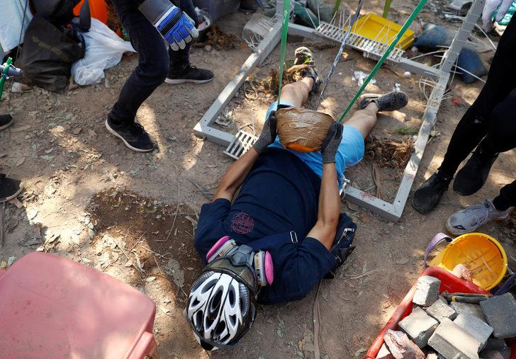 Hong Kong'da sular durulmuyor! Bir polis okla yaralandı G3