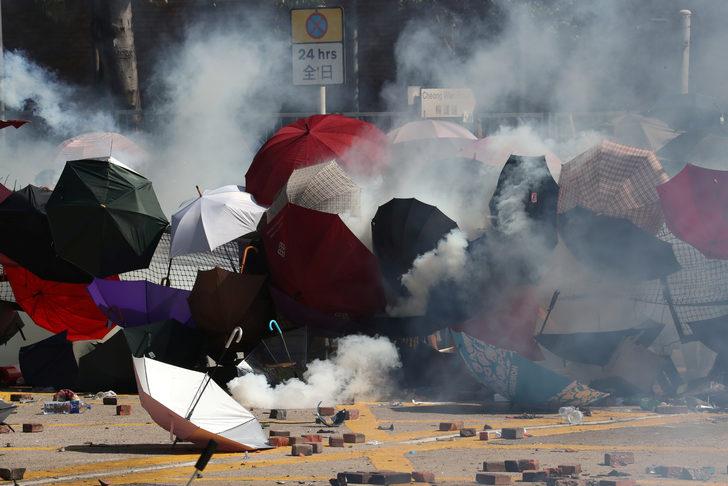 Hong Kong'da sular durulmuyor! Bir polis okla yaralandı G4