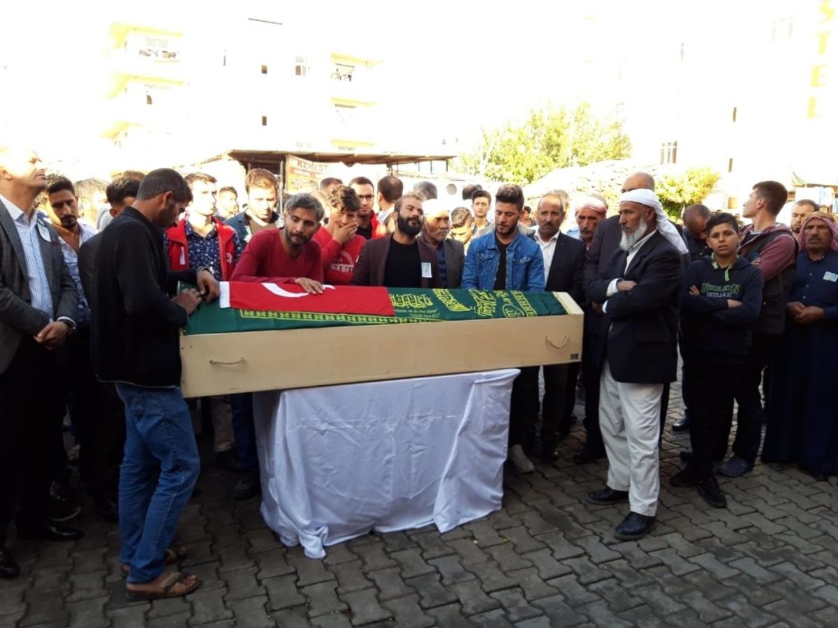 Ak&ccedil;akale&rsquo;ye atılan roketle şehit olan vatandaş g&ouml;zyaşlarıyla defnedildi