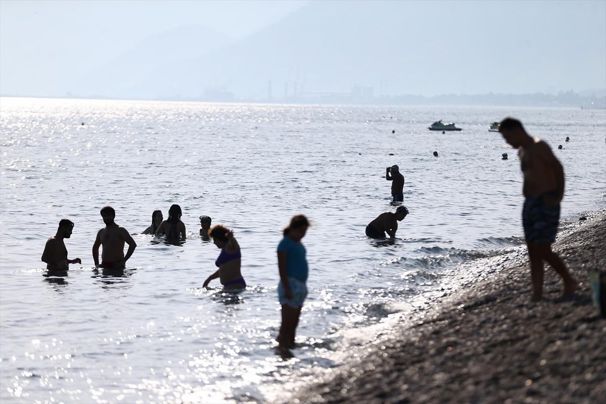 Antalya'da tatilciler kasımda deniz keyfi yaptı