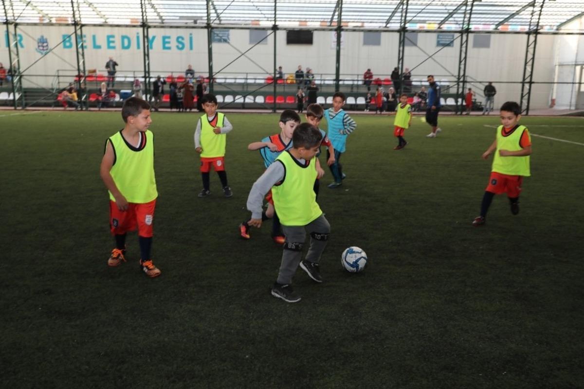 Başakşehir&rsquo;de minik sporcular sahaya indi