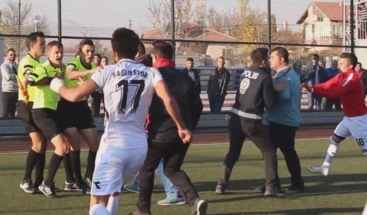 Kırmızı kart görünce hakeme saldırdı G2