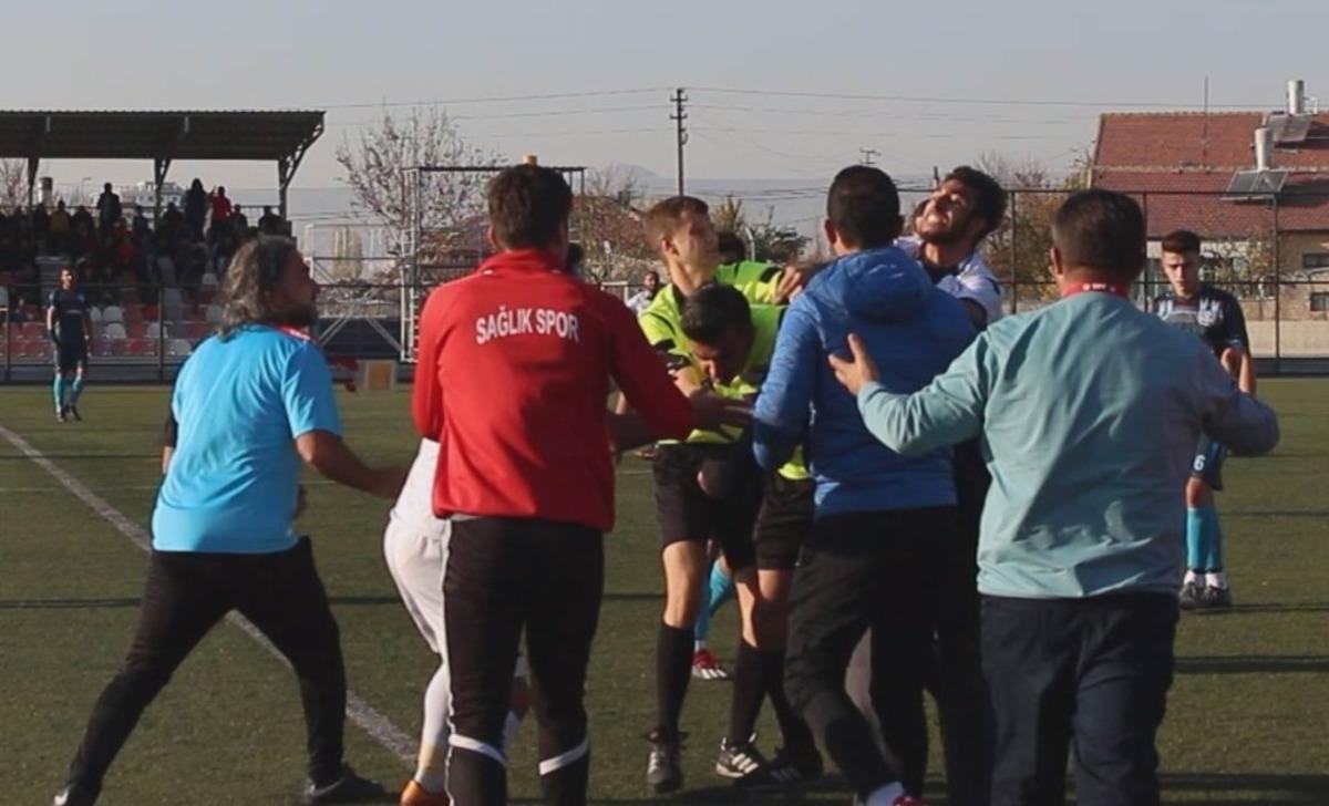 Kırmızı kart g&ouml;r&uuml;nce hakeme saldırdı