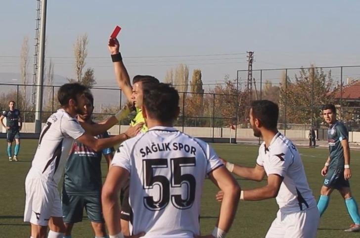 Kırmızı kart görünce hakeme saldırdı G1