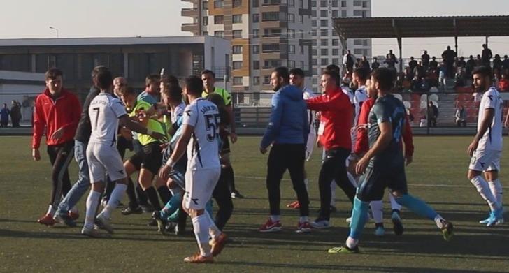 Kırmızı kart görünce hakeme saldırdı G3