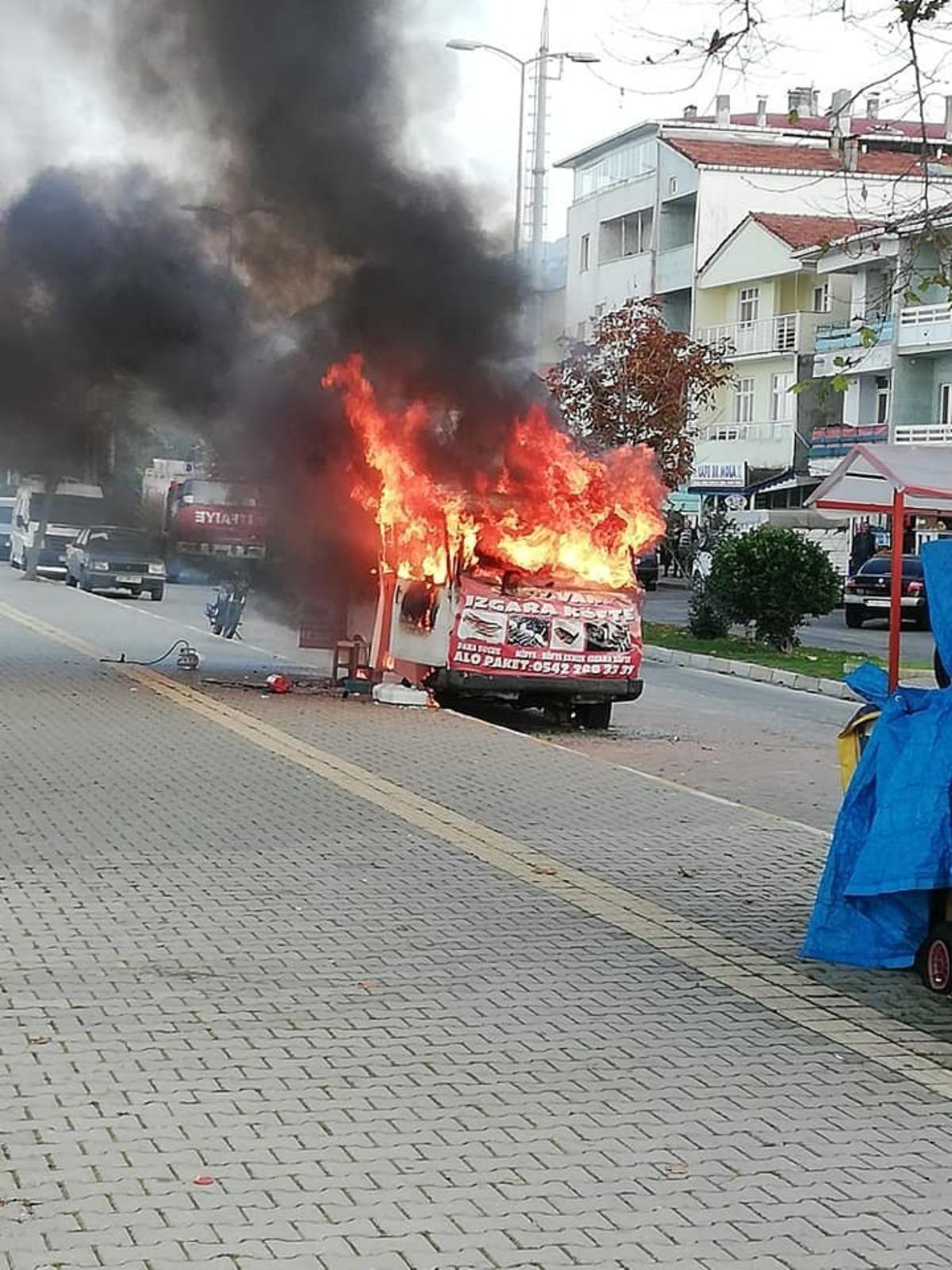 T&uuml;p&uuml; patlayan k&ouml;fte karavanı alev alev yandı