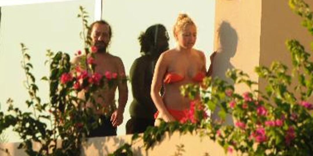 Hadise bikinili yakalandı