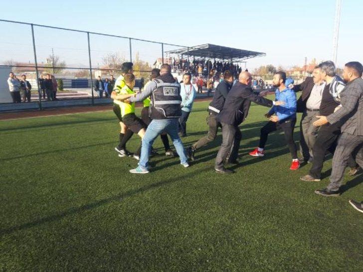 Kırmızı kart görünce hakeme saldırdı G5