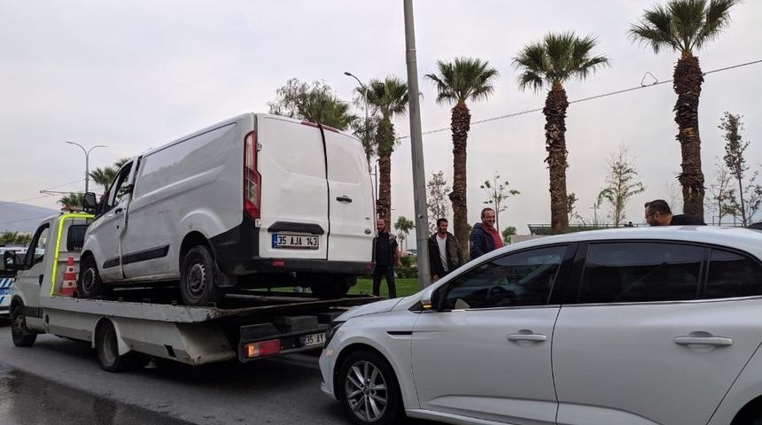 Devrilen minib&uuml;sten şans eseri yaralanmadan &ccedil;ıktılar