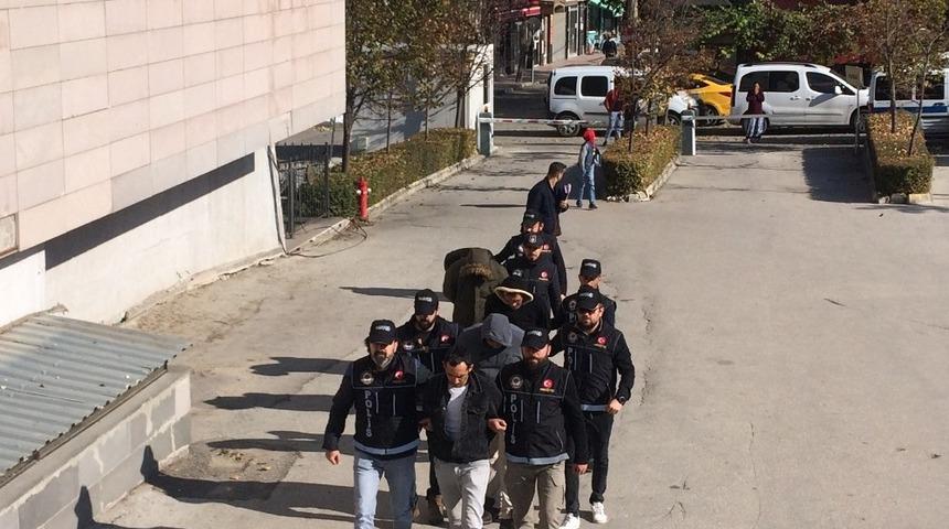 Zehir taciri 5 zanlı tutuklandı