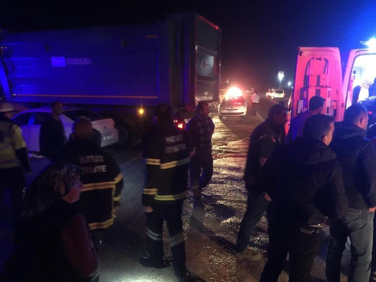 Hatay&rsquo;da TIR ile otomobil &ccedil;arpıştı: 5 yaralı