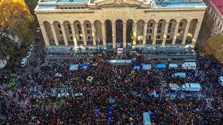 Gürcistan karıştı! Binlerce kişi parlamento binasını kuşattı!