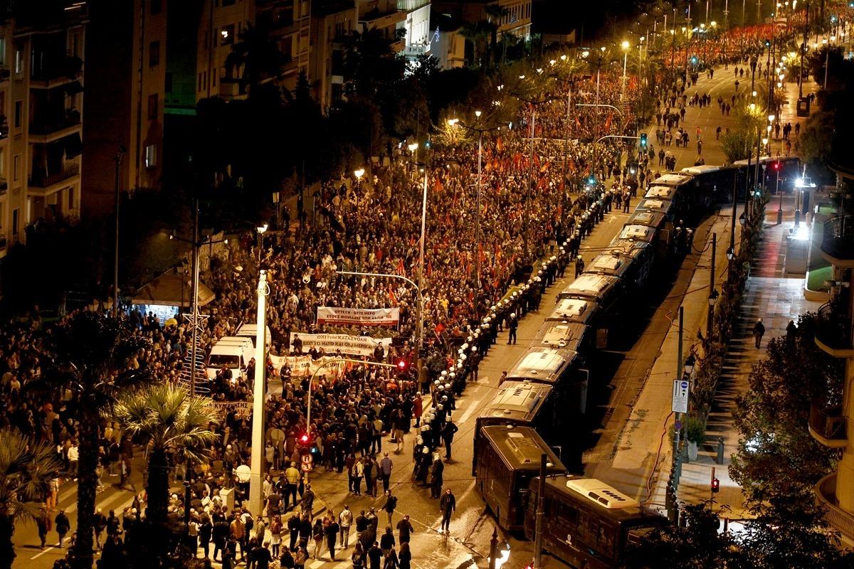 Yunanistan'da 10 binden fazla g&ouml;sterici ABD&rsquo;nin Atina B&uuml;y&uuml;kel&ccedil;iliğine y&uuml;r&uuml;d&uuml;