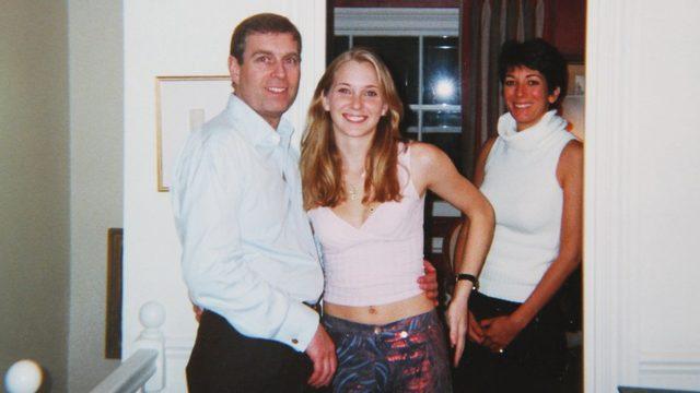 Prens Andrew ile iddianın sahibi Virginia Giuffre'nin birlikte çekildiği söylenen 2001 tarihli fotoğraf.