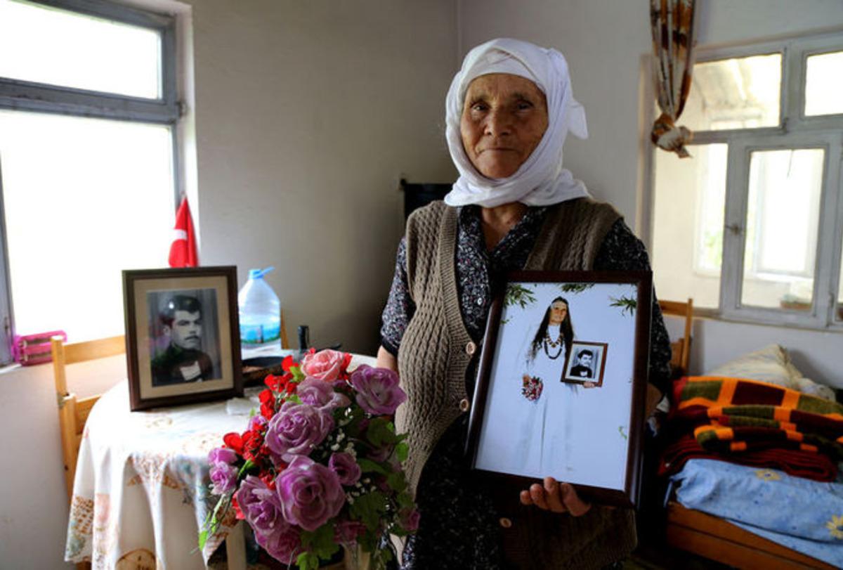 &Ouml;l&uuml;ms&uuml;z aşkın fotoğrafı! 75 yaşında gelinlik giyip d&uuml;ğ&uuml;n fotoğrafı &ccedil;ektirdi