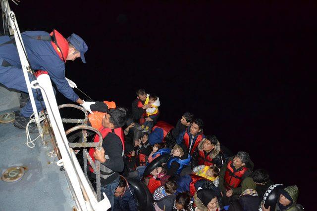 Çanakkale'de lastik bot içinde 51 kaçak göçmen yakalandı