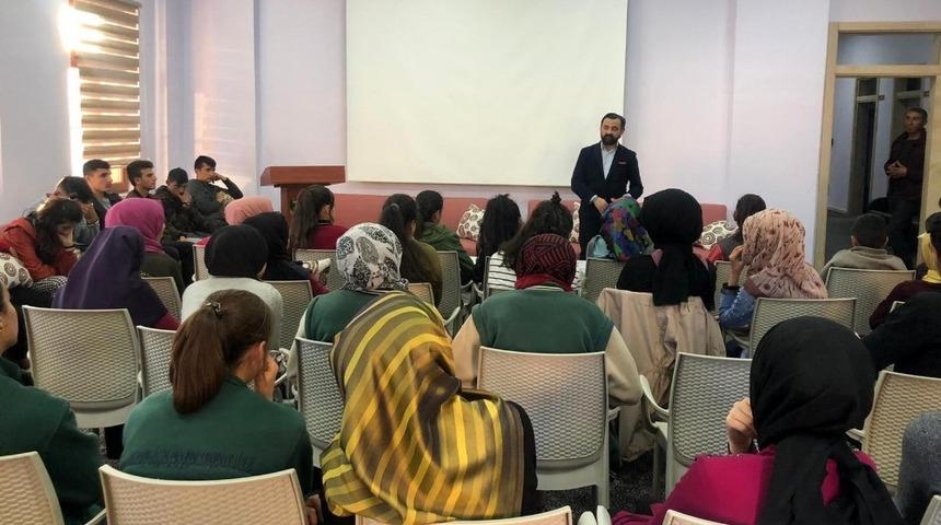 Baro Başkanı Akt&uuml;rk, Otlukbeli&rsquo;de &ouml;ğrencilerle biraraya geldi