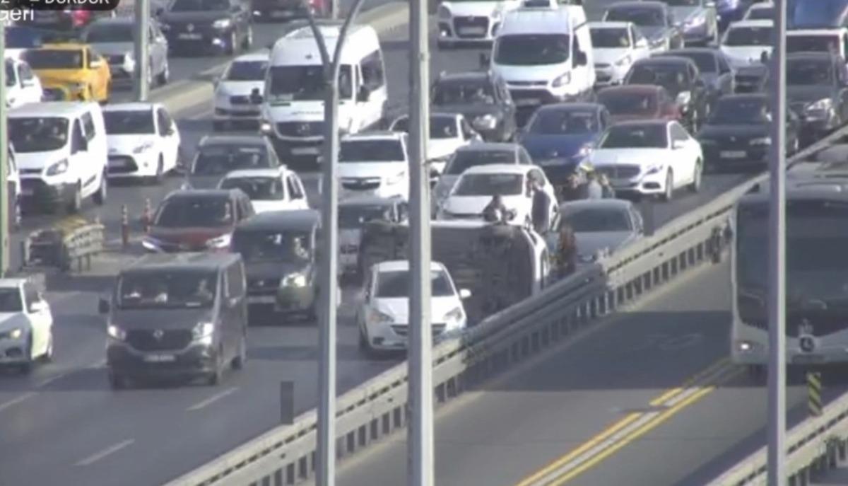 E-5&rsquo;te zincirleme kaza! Bir ara&ccedil; takla attı