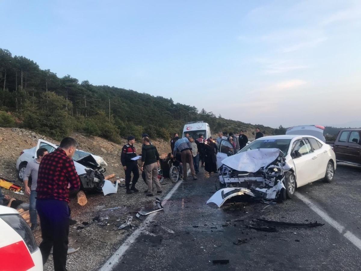 Bursa&rsquo;da iki ara&ccedil; kafa kafaya &ccedil;arpıştı, 6 kişi yaralandı