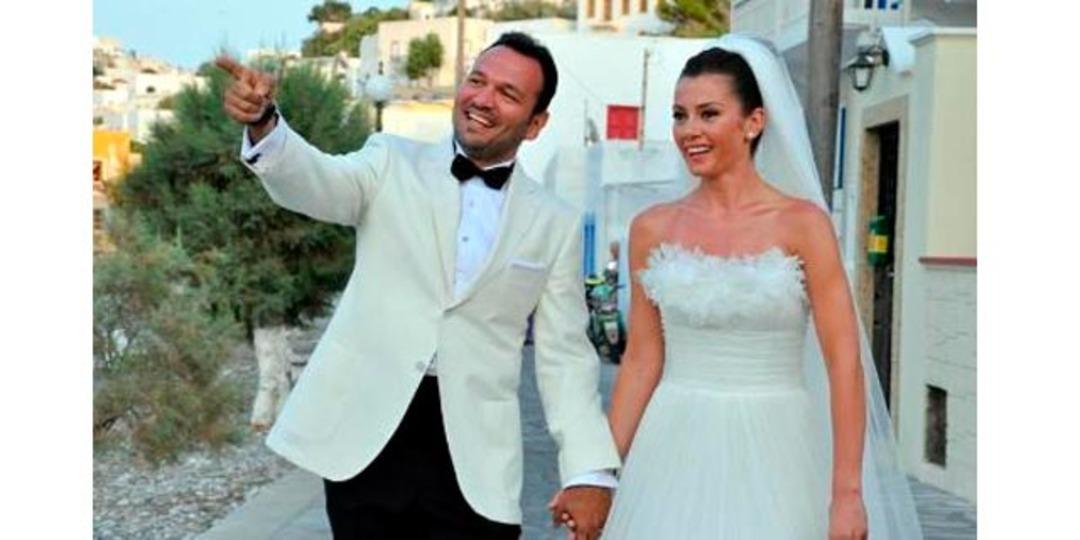 Yunanistan'da gelinlik giydi