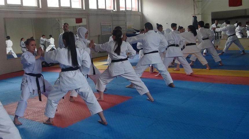 Antren&ouml;rlere seminer verilecek