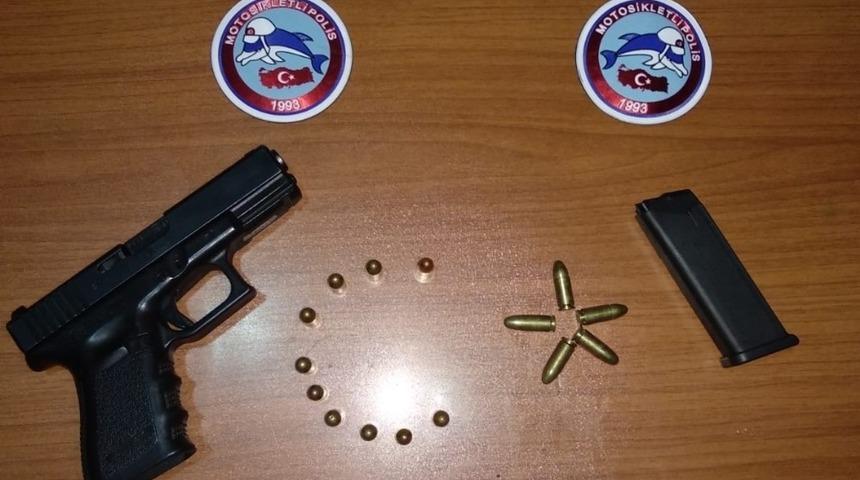 İzmit&rsquo;te ş&uuml;pheli şahsın &uuml;zerinden tabanca &ccedil;ıktı