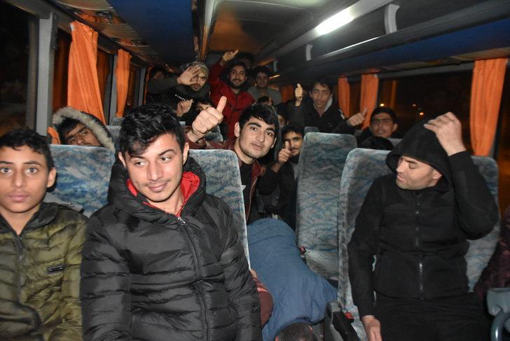 Yunan polisi 30 göçmeni dövüp, değerli eşyalarını alarak Türkiye'ye gönderdi G1