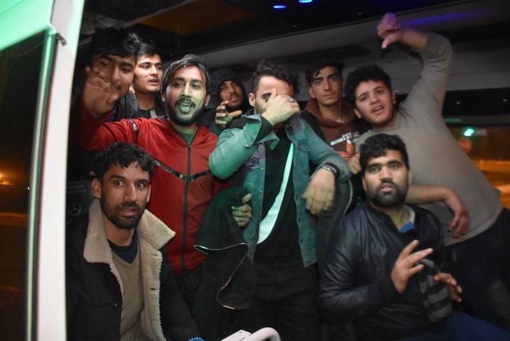 Yunan polisi 30 göçmeni dövüp, değerli eşyalarını alarak Türkiye'ye gönderdi G4