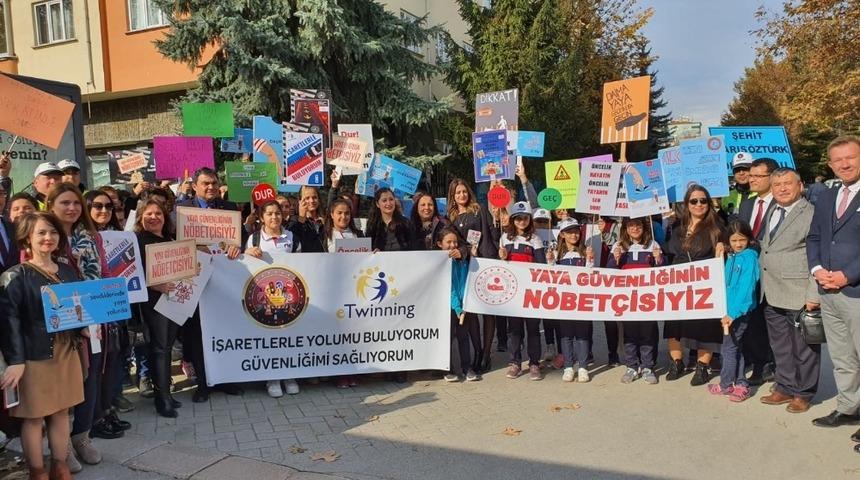 &Ouml;ğrenciler ve &ouml;ğretmenleri yaya &ouml;nceliğine dikkat &ccedil;ekti