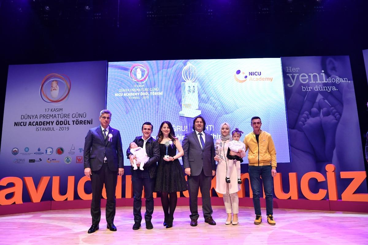 Mucize bebekler, doktorlar ve hemşireler &ouml;d&uuml;llendirildi