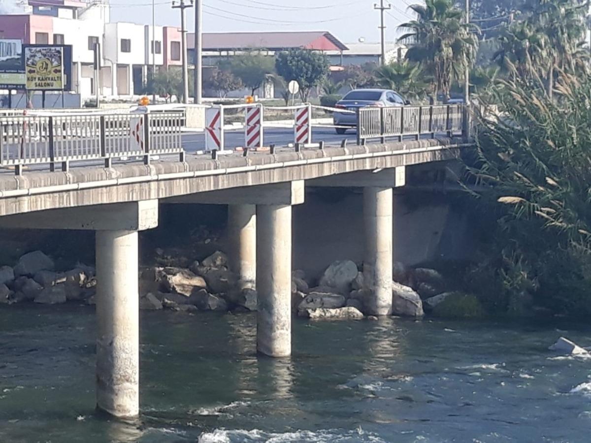 Berdan K&ouml;pr&uuml;s&uuml;n&uuml;n korkulukları onarılmayı bekliyor