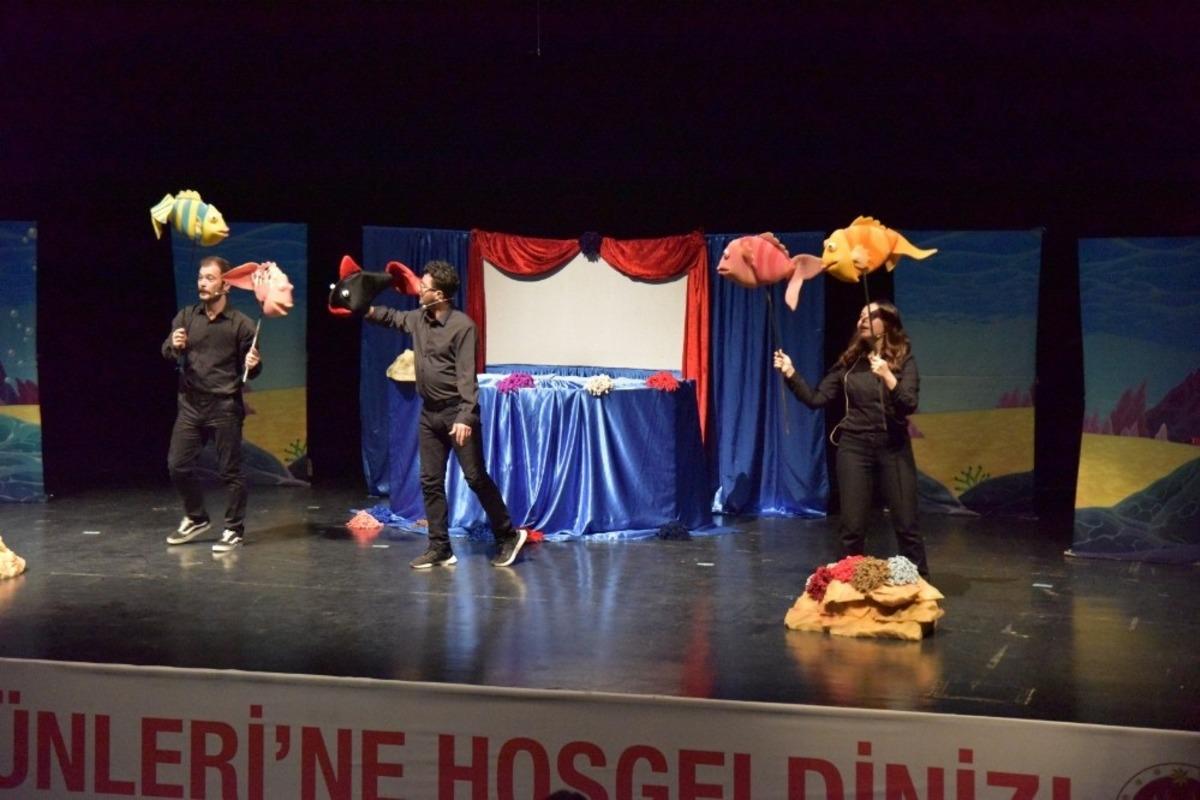 &Ccedil;ocuklar &ldquo;K&uuml;&ccedil;&uuml;k Kara Balık&rdquo; adlı oyun ile g&ouml;n&uuml;llerince eğlendi