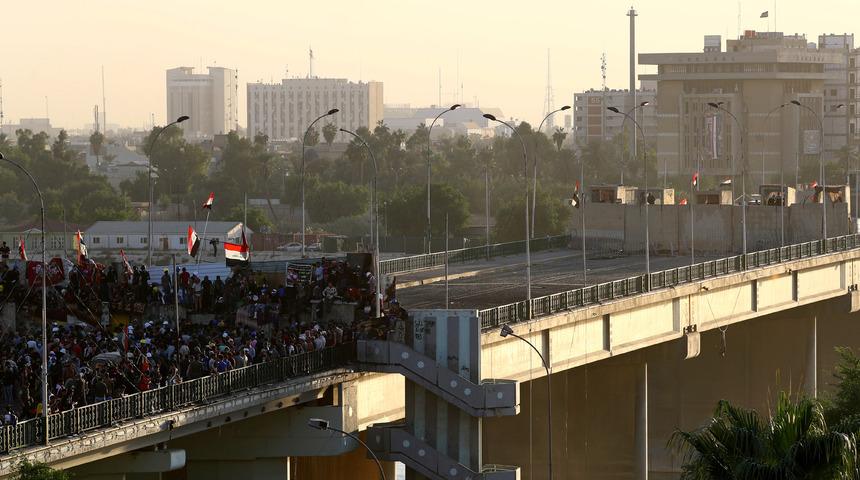 Bağdat'ta göstericiler o köprüye yerleşti!
