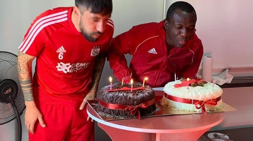 Sivassporlu futbolculara s&uuml;rpriz kutlama