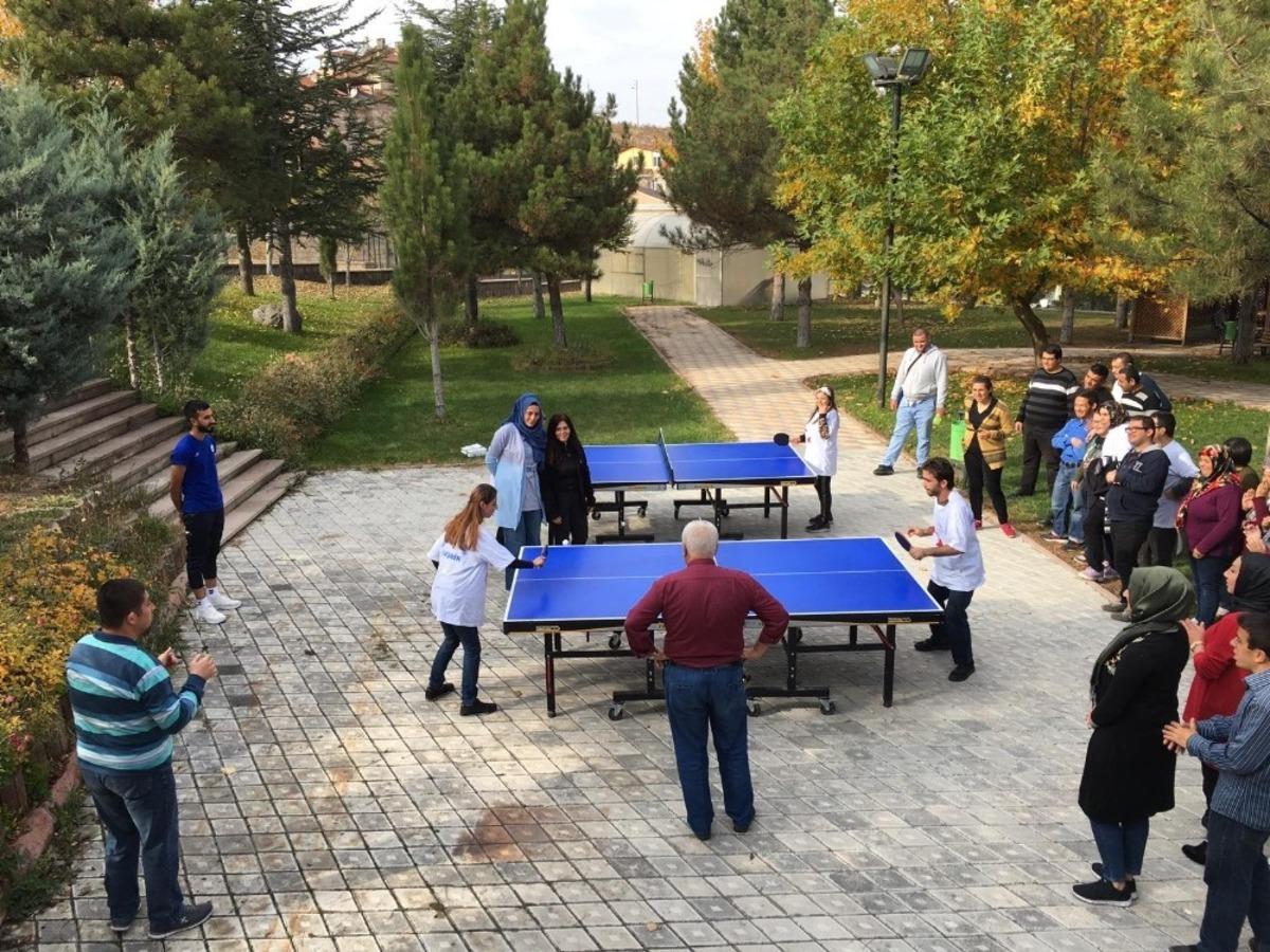 &Ouml;zel insanlar, masa tenisi oynadı