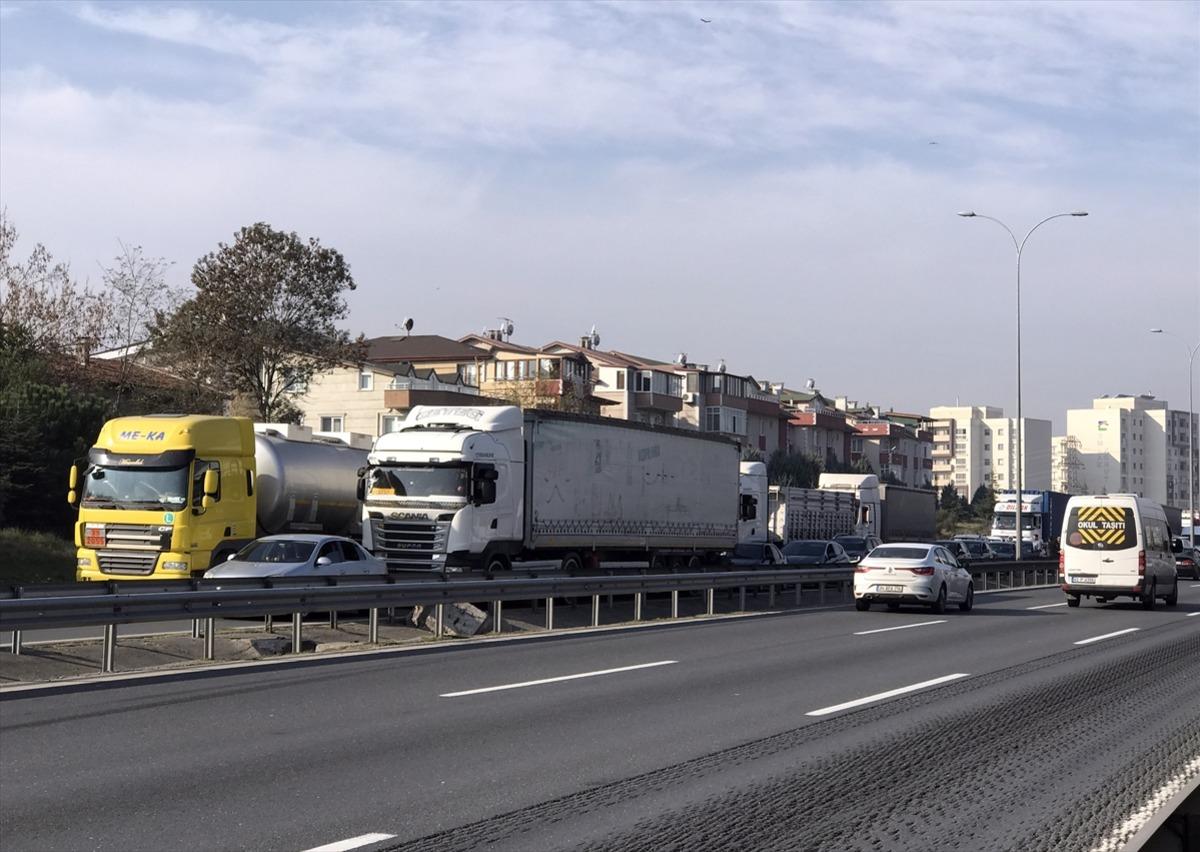 Kocaeli'de kamyonla midib&uuml;s &ccedil;arpıştı: 5 yaralı