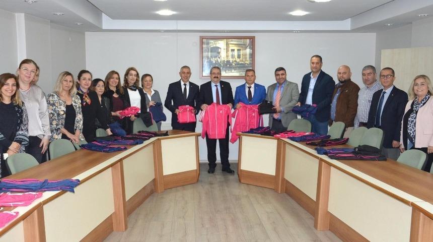 Salihli, Kula ve Selendi’deki öğrencilere eşofman yardımı