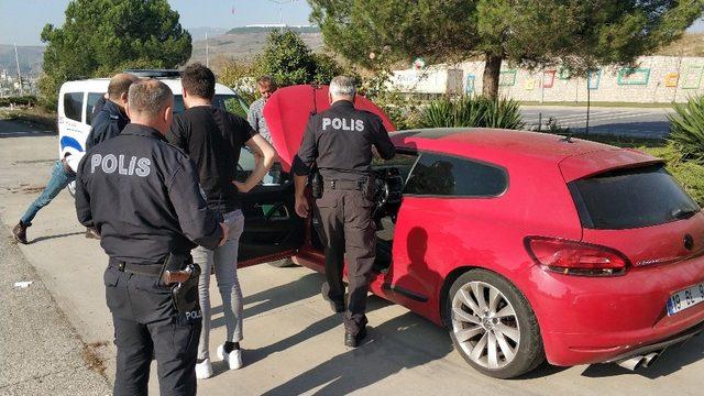 Otomobilde mahsur kalan gençleri polis kurtardı