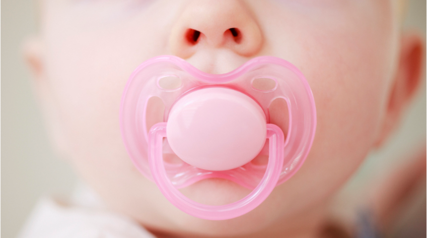 Emzik bebeği sakinleştirme aracı olarak kullanılmamalı