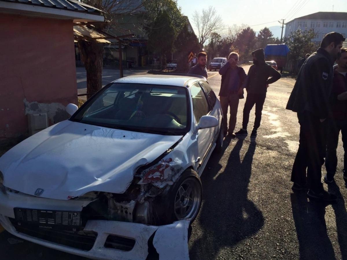 Yangına m&uuml;dahaleye giden itfaiye otomobil ile &ccedil;arpıştı