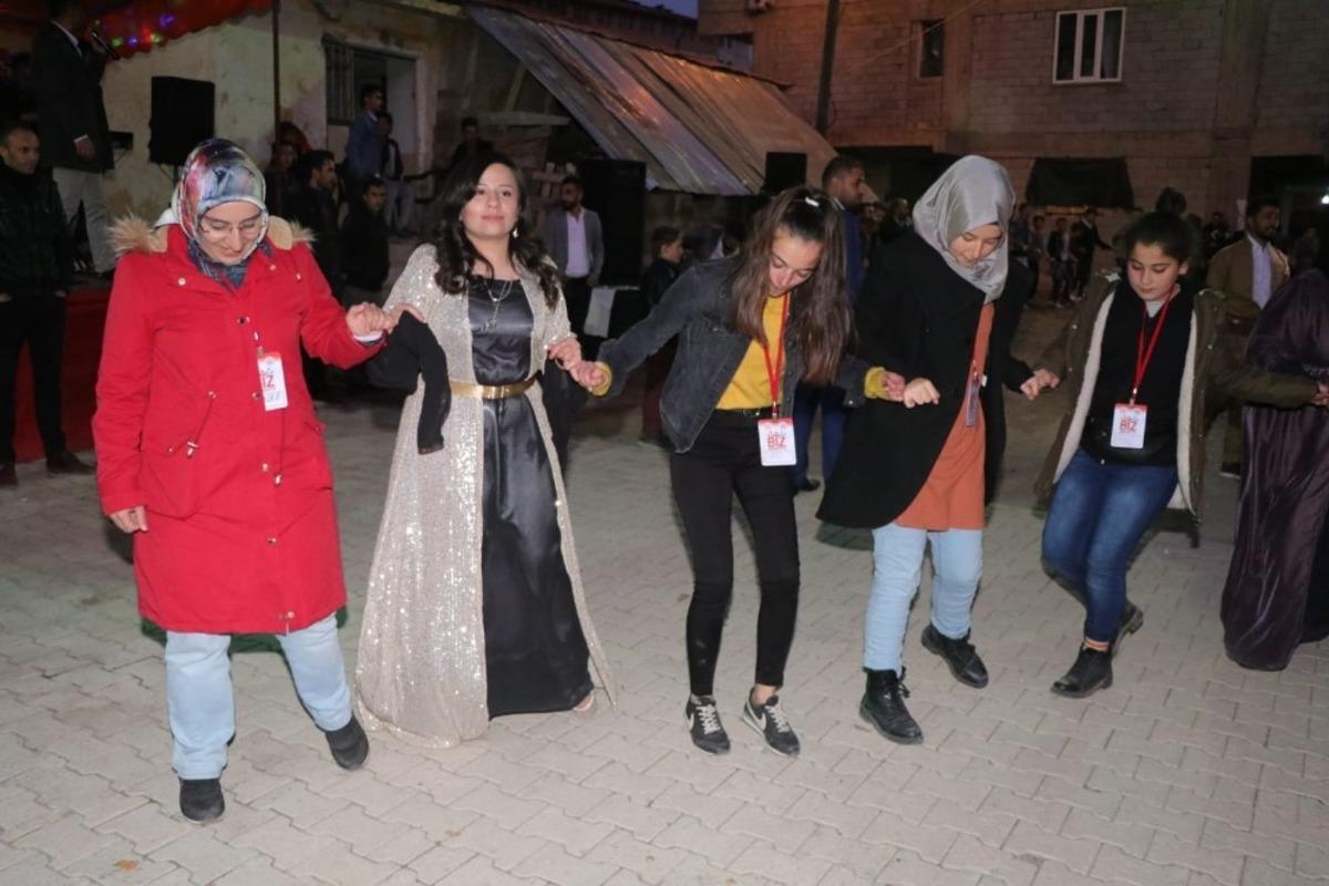 &Ccedil;ankırılı &ouml;ğrenciler sınırda halay &ccedil;ekti