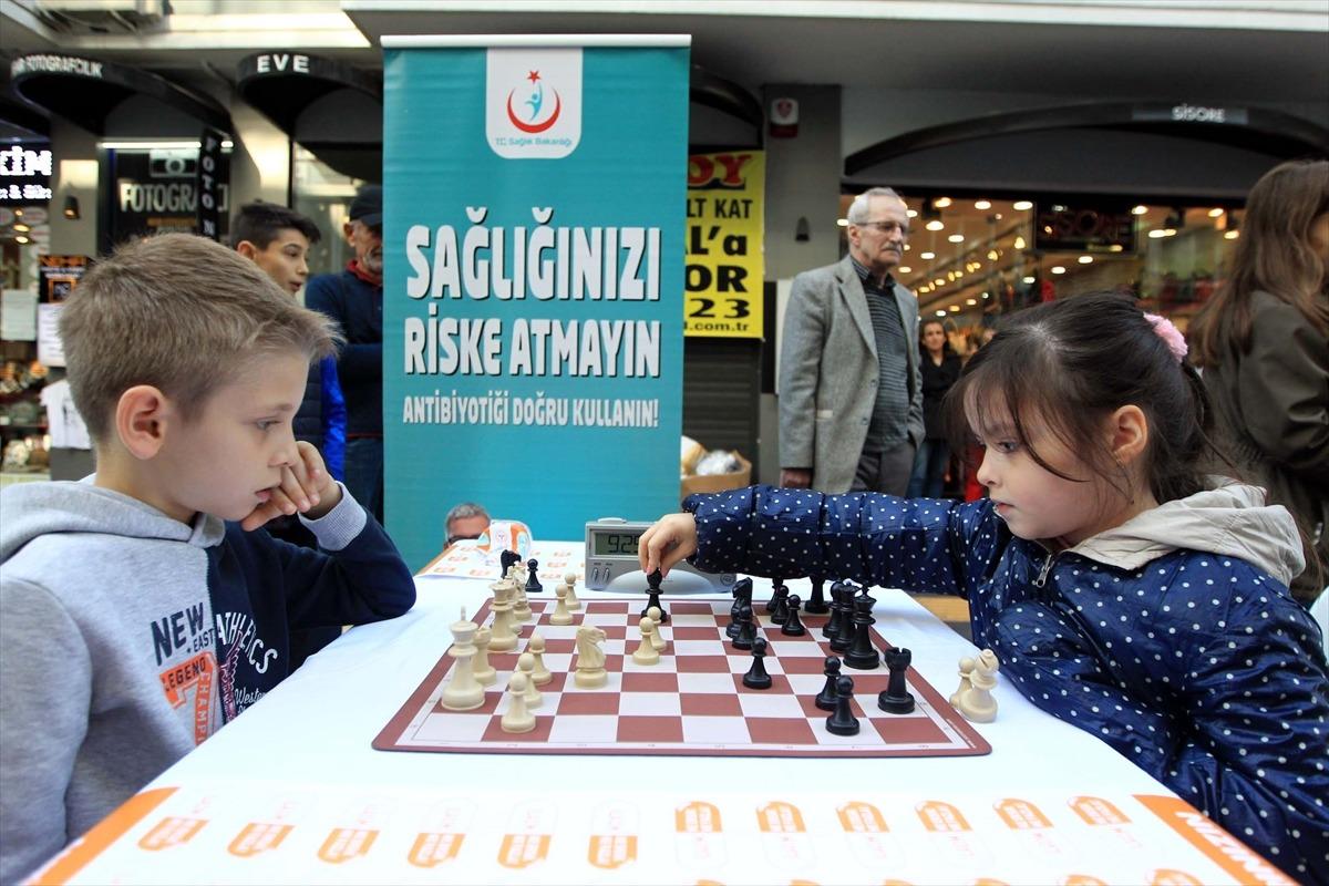 Sokaktaki satran&ccedil; turnuvasında antibiyotik kullanımına dikkati &ccedil;ektiler