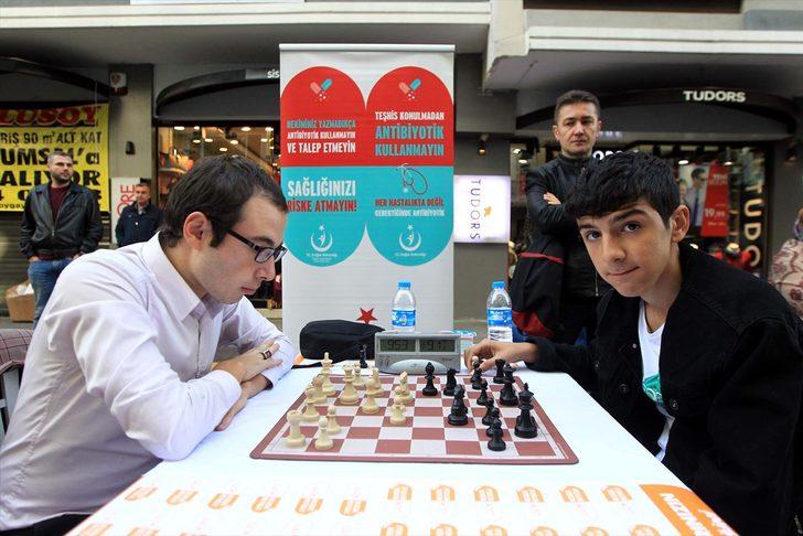 Sokaktaki satranç turnuvasında antibiyotik kullanımına dikkati çektiler G2