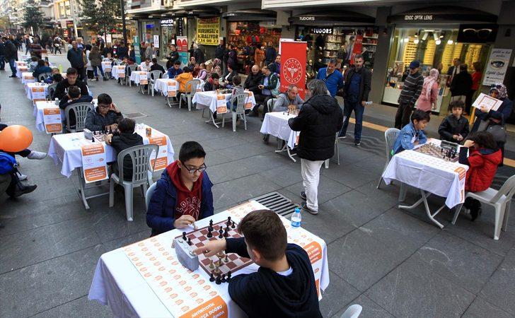 Sokaktaki satranç turnuvasında antibiyotik kullanımına dikkati çektiler G4